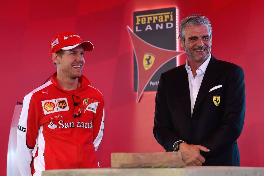 Alla cerimonia della posa c&#39;era anche il team principal Maurizio Arrivabene (a sinistra di Vettel). Colombo